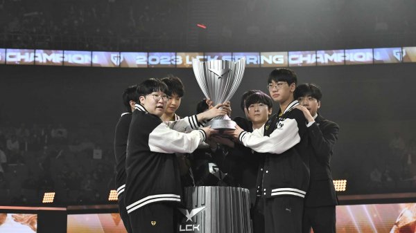 9일 서울 잠실실내체육관에서 열린 LCK 스프링 최종 결승에서 T1을 세트 스코어 3 대 1로 제압하고 2연속 우승을 달성한 젠지. 사진제공 | LCK