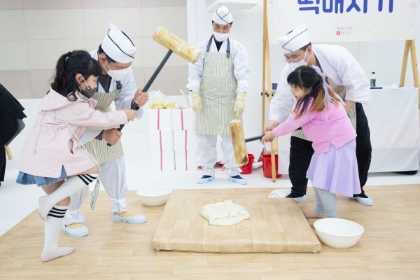 신천지 부산야고보지파가 지난 8일 부산교회 하단 성전에서 오픈하우스를 성황리에 마무리한 가운데 아이들이 떡 메치기 체험을 하고 있다. 사진제공 | 신천지 부산야고보지파