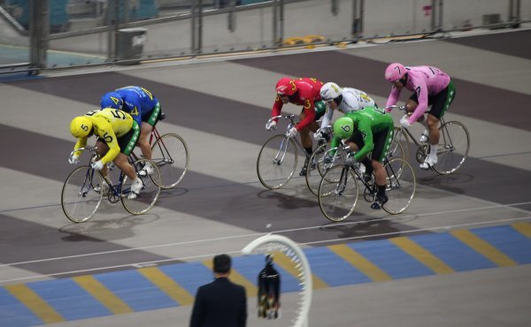 광명스피돔에서 열린 레이스에서 출전선수들이 결승선을 앞두고 질주하고 있다. 올해 들어 경주 편성이 바뀌면서 예선이 열리는 토요일뿐만 아니라 금요일, 일요일 편성도 지난해보다 훨씬 어려워져 다양한 베팅 승식 전략이 필요해졌다. 사진제공|국민체육진흥공단