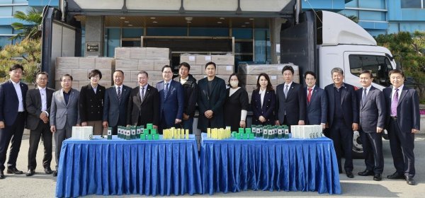 최근 (재)전남바이오산업진흥원 해양바이오연구센터에서 열린 해양자원을 소재로 만든 화장품 수출 선적식. 사진제공ㅣ완도군