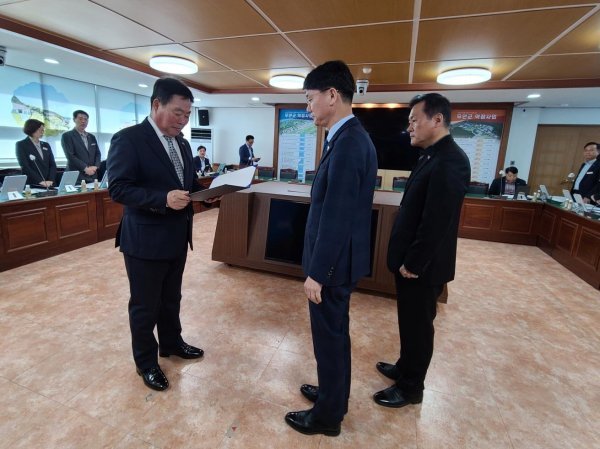 전남 무안군이 지난 10일 현업 업무 안전보건관리책임자 임명장을 수여했다. 사진제공ㅣ무안군