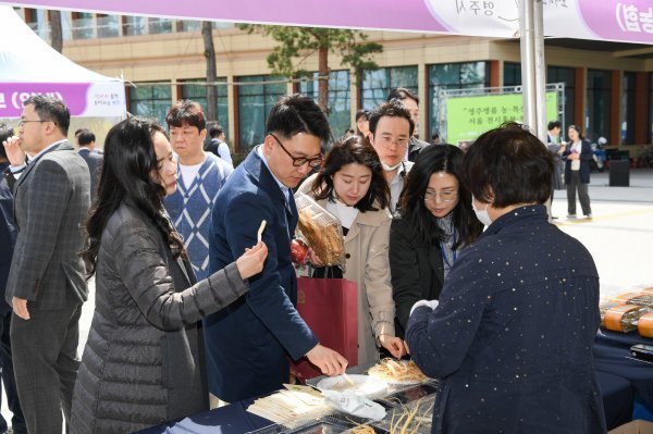 시민들이 시식코너에서 풍기인삼을 맛보고 있다.  사진제공ㅣ영주시