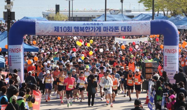 지난 9일 여의도 한강공원 일대에서 열린 ‘행복한가게 마라톤 대회’에서 마라톤 참여자들이 피니시 라인에 도착하고 있다. 사진제공ㅣ위아원