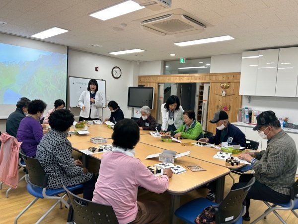 구례군이 치매 환자의 치매 악화를 방지하기 위해 치매 환자 쉼터를 운영하고 있는 모습. 사진제공ㅣ구례군
