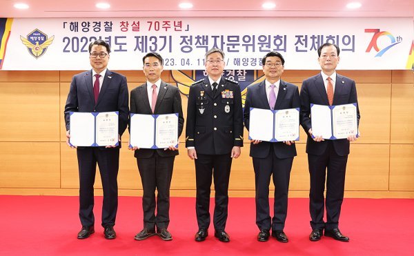 위촉장을 받은 후 기념촬영 하는 변창훈 총장(왼쪽). 사진제공ㅣ대구한의대