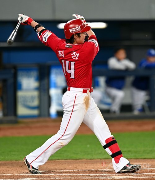 SSG 최정이 12일 대구 삼성전 6회초 좌중간 2루타로 KBO리그 역대 17번째이자, 구단 최초의 개인통산 2000안타를 달성했다. 대구 | 김민성 기자 marineboy@donga.com