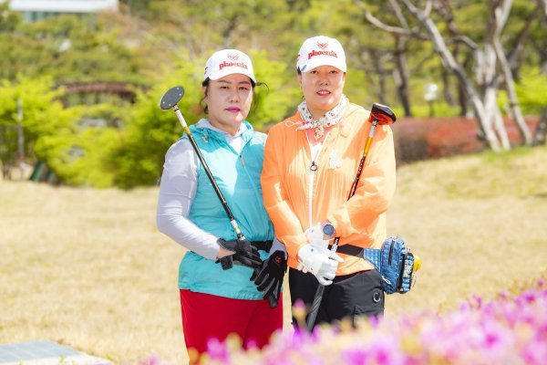 만학도 새내기인 영진전문대 스포츠경영과 구귀순(왼쪽) 구순득 자매. 사진제공ㅣ영진전문대