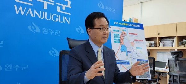 완주군이 기존의 완주산단 등과 연계를 강화하기 위한 4,000억 원대의 국도 신설에 적극 나선다.사진은 유희태 완주군수. 사진제공ㅣ완주군