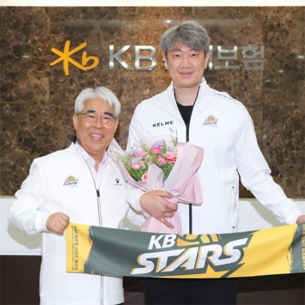 KB손해보험으로 이적한 나경복(오른쪽)과 김기환 구단주가 FA 계약을 체결하며 기념 사진을 촬영하고 있다. 사진제공 | KB손해보험 배구단