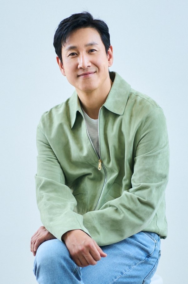 코미디 영화 ‘킬링 로맨스’를 통해 이미지 변신에 나선 배우 이선균이 “이하늬를 믿고 출연을 결정했다”며 웃었다. 사진제공|롯데엔터테인먼트