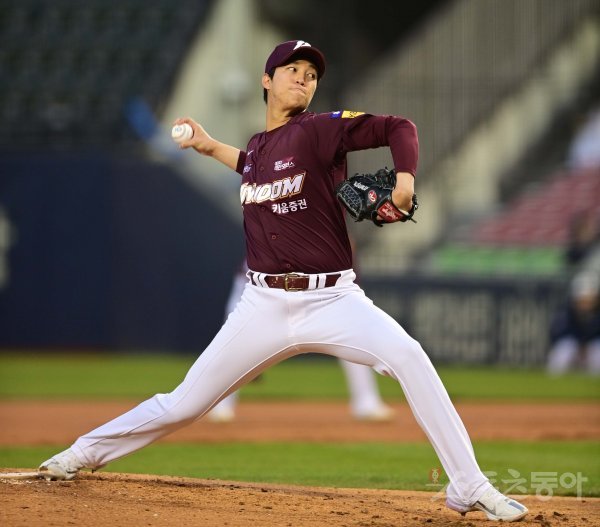 13일 서울 잠실야구장에서 열린 ‘2023 신한은행 SOL KBO리그’ 두산 베어스와 키움 히어로즈의 경기에서 선발 투수로 마운드에 오른 키움 안우진이 역투하고 있다. 잠실 | 주현희 기자 teth1147@donga.com