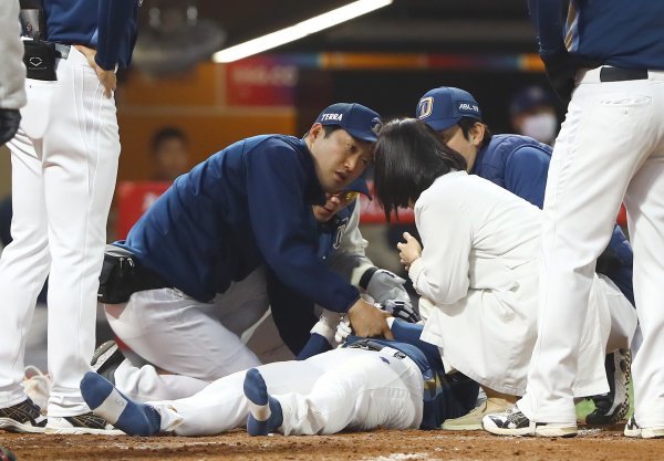 15일 인천 SSG전에서 서진용의 투구에 머리를 맞고 쓰러진 NC 서호철. 사진제공 | SSG 랜더스