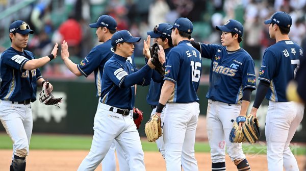 16일 인천 SSG 랜더스필드에서 ‘2023 신한은행 SOL KBO리그’ SSG 랜더스와 NC 다이노스의 경기가 열렸다. NC가 SSG를 상대로 10-5로 승리한 후 선수들이 그라운드에서 기쁨을 나누고 있다. 인천 | 김민성 기자 marineboy@donga.com