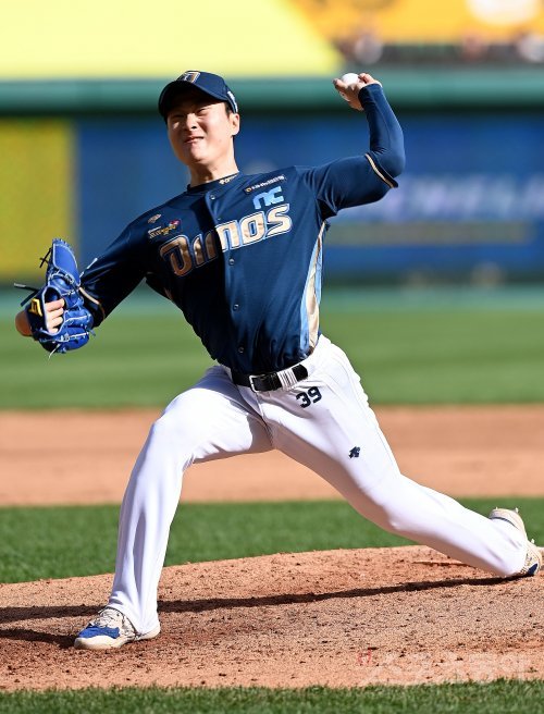 16일 인천 SSG 랜더스필드에서 ‘2023 신한은행 SOL KBO리그‘ SSG 랜더스와 NC 다이노스의 경기가 열렸다. 4회말 무사에서 NC 하준영이 구원 등판해 볼을 던지고 있다. 인천 | 김민성 기자 marineboy@donga.com