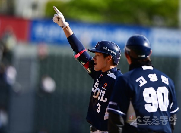 두산 안재석(왼쪽)이 16일 잠실야구장에서 벌어진 LG와 주말 3연전 마지막 경기 8회초 2사 2루에서 중전 적시타를 날린 뒤 기뻐하고 있다. 안재석의 활약으로 10-5 승리를 거둔 두산은 시리즈 스윕 패를 면했다. 잠실 | 주현희 기자 teth1147@donga.com