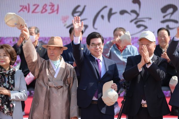 김광열 영덕군수가 17일 영덕군민운동장에서 열린 제28회 복사꽃큰잔치에서 군민들에게 손들어 인사를 건네고 있다. 사진제공ㅣ영덕군