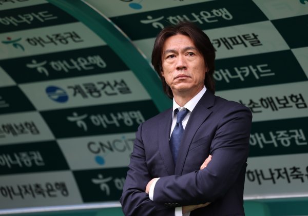 시즌 첫 멀티실점·패배는 이미 지웠다. 비록 개막 7연승은 무산됐으나 울산은 부담을 덜고 주말 포항과의 라이벌전을 착실히 준비한다는 의지다. 홍명보 울산 감독이 16일 대전월드컵경기장에서 열린 대전하나시티즌과의 K리그1 경기를 응시하는 모습. 사진제공 | 한국프로축구연맹