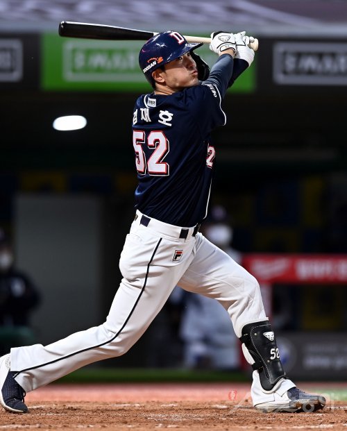 ‘꺼지지 않는 불꽃!’ 두산 베테랑 김재호가 천금같은 적시타 한방으로 팀의 승리를 이끌었다. 18일 대전 한화전 9회초 2사 만루서 결승 2타점 적시타를 터트렸다. 올 시즌 첫 타점을 짜릿한 결승타로 장식한 김재호. 스포츠동아DB