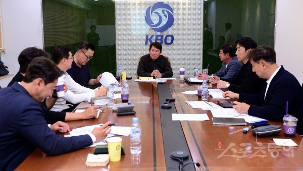 18일 서울 강남구 야구회관에서 KBO 전력강화위원회가 열렸다. 조계현 위원장, 류중일 항저우아시안게임 감독 및 위원들이 회의를 하고 있다. 김민성 기자 marineboy@donga.com