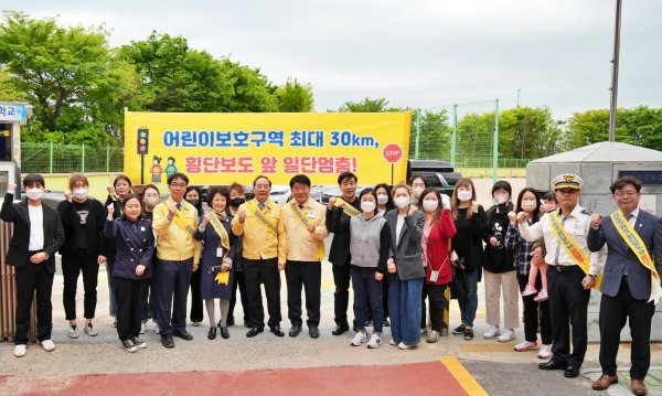 부산시교육청이 18일 오전 서구 천마초등학교에서 통학로 안전 확보를 위한 ‘서구 기관장 릴레이 협업 선포식’을 가진 가운데 하윤수 교육감(왼쪽 여섯 번 째)이 관계자들과 기념촬영을 하고 있다. 사진제공ㅣ부산시교육청