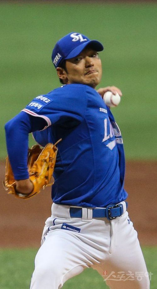 ‘전인미답의 기록에 도전하다!’ 삼성 백정현의 퍼펙트게임 도전이 8회말 1사 후 끝났다. 하지만 8이닝 2실점의 뛰어난 투구로 시즌 첫 승을 따내며 그동안의 불운과 작별할 희망을 얻었다. 18일 고척 키움전에서 힘차게 투구하는 백정현. 사진제공 | 삼성 라이온즈