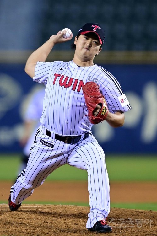 ‘156km!’ 돌아온 LG 마무리투수 고우석이 시즌 첫 등판에서 완벽한 투구를 펼쳤다. 3타자를 모두 헛
스윙 삼진으로 돌려세우는 깔끔한 투구였다. 18일 잠실 NC전에서 역투하고 있는 고우석.
잠실 | 주현희 기자 teth1147@donga.com