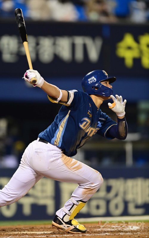 18일 서울 잠실야구장에서 열린 ‘2023 신한은행 SOL KBO리그’ LG 트윈스와 NC 다이노스의 경기에서 10회초 1사 1, 3루 NC 김주원이 1타점 우전 2루타를 치고 있다. 잠실 | 주현희 기자 teth1147@donga.com