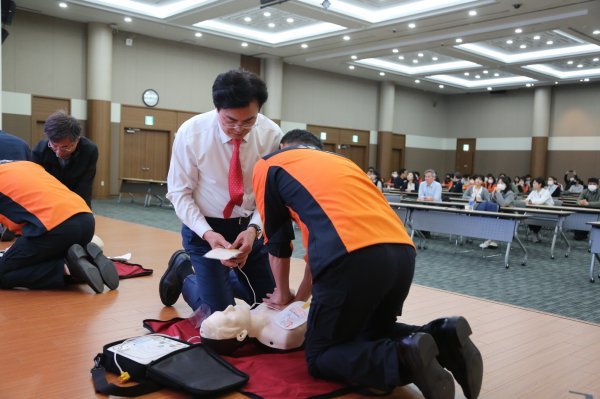 심폐소생술 교육 실습하는 엑스코 임직원들. 사진제공ㅣ엑스코