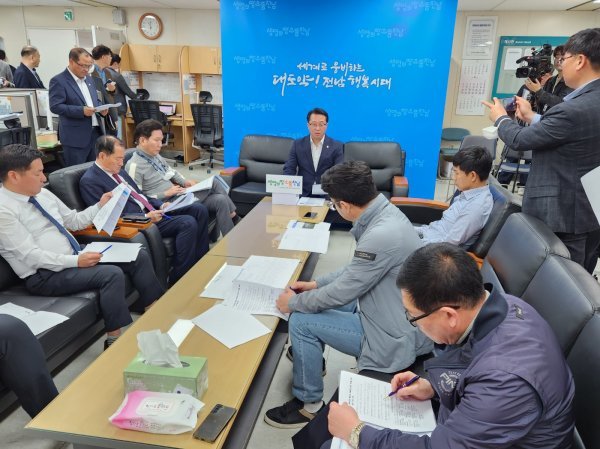 19일 문금주 행정부지사가 동부지역본부 확대 개편을 위주로 하는 조직개편안에 대해 설명하고 있는 모습. 사진제공ㅣ전남도