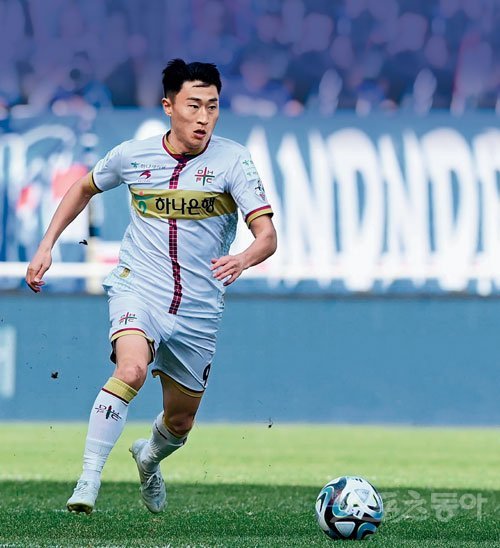 대전하나 이진현은 올 시즌 2골·4도움을 올리며 팀의 승격 첫 시즌 3위 질주를 이끌고 있다. 최근 7라운드 MVP로도 선정된 그는 “우리의 가능성은 무궁무진하다. 나 자신도 더 증명하고 계속 도전할 것”이라고 힘주어 말했다. 스포츠동아DB