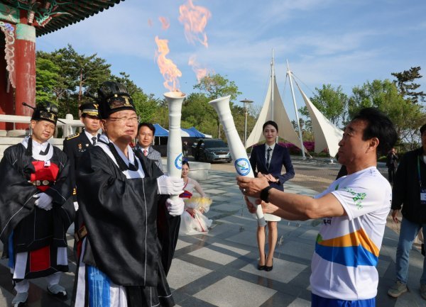 제61회 경북도민체육대회의 시작을 알리는 성화가 20일 오전 7시 30분 울진 망양정 해맞이공원에서 채화됐다. 사진제공ㅣ울진군