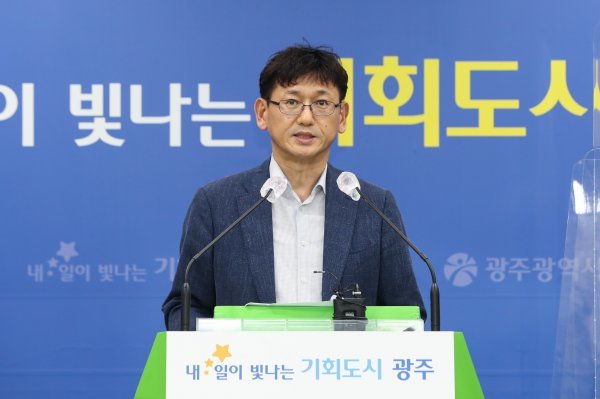 김용승 인공지능산업국장이 20일 2023년 산업부 신규 국비지원 과제인 ‘EV국민경차 상용화지원 플랫폼 구축사업’ 공모에 대해 설명하고 있다. 사진제공ㅣ광주광역시