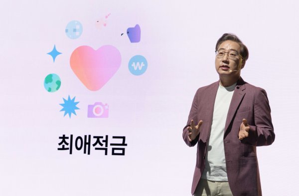 카카오뱅크가 시즌2의 비전으로 금융+생활 필수앱과 고객 외연 확장을 내세웠다. 윤호영 카카오뱅크 대표가 최근 서울 여의도 페어몬트
 앰배서더 호텔에서 열린 기자간담회에서 2023년 전략 및 방향성에 대해 발표하고 있다. 작은 사진은 팬덤 기반 신규 서비스 
‘최애적금’.  사진제공 ｜ 카카오뱅크