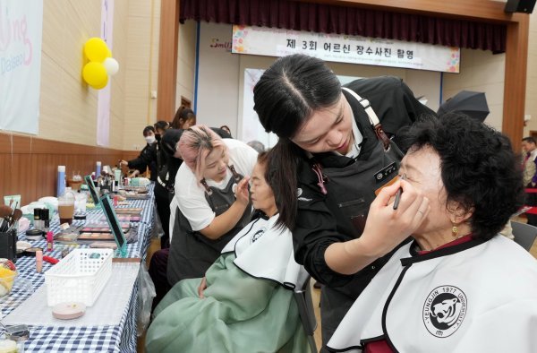 재능기부에 나선 뷰티융합과 학생들이 헤어 메이크업을 하고 있는 모습. 사진제공ㅣ영진전문대