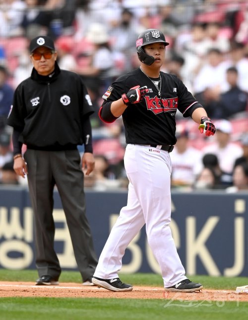 ‘욕심 버리길’ KT 이강철 감독의 바람이 강백호에게 닿았다. 최근 2연속경기 무안타에 그친 강백호는 23일 잠실 두산전에서 5타수 2안타로 반등했다. 6회초 2사 후 주자 없는 상황서 우중간 안타를 치고 출루한 강백호. 잠실 | 김종원 기자 won@donga.com