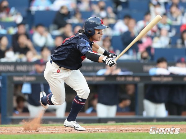 롯데 황성빈이 23일 창원 NC전에서 0-3으로 뒤진 9회초 대역전극의 서막을 열었다. 내야안타로 추격의 발판을 마련한 그는 타순이 한 바퀴 돈 뒤 쐐기타도 터트렸다. 패색이 짙었던 롯데는 5-3으로 역전승했다. 스포츠동아DB