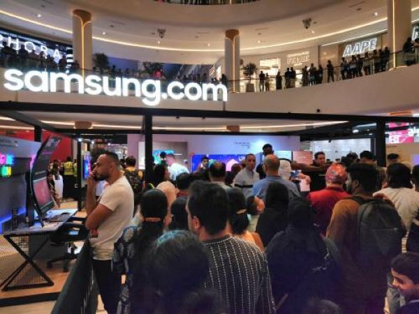 팝업스토어를 찾은 현지 소비자들이 삼성전자 최신 제품을 체험하고 있다. 사진제공|삼성전자