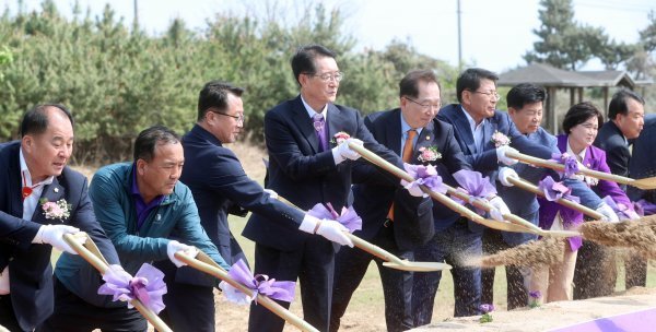 지난 21일 신안군 지도읍 자동리에서 열린 스마트양식 클러스터 착공식. 사진 왼쪽 세 번째부터 문금주 전남도 행정부지사, 박우량 신안군수, 조승환 해양수산부 장관, 서삼석 국회의원. 사진제공ㅣ전남도