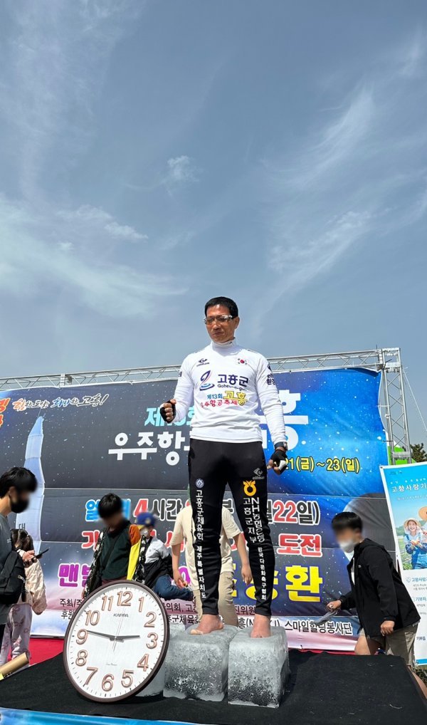 ‘맨발의 사나이’ 조승환씨가 지난 22일 제13회 고흥우주항공축제장에서 빙하 위 맨발로 오래 서있기 4시간 22분으로, 세계기록 도전에 성공했다. 사진ㅣ이세영 기자