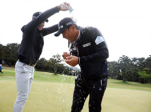 한국프로골프(KPGA) 코리안투어에서 10년만에 아마추어 우승이라는 값진 기록을 쓴 조우영이 동료들로 부터 우승 축하 물세례를 받고 있다. 사진제공 | KLPGA