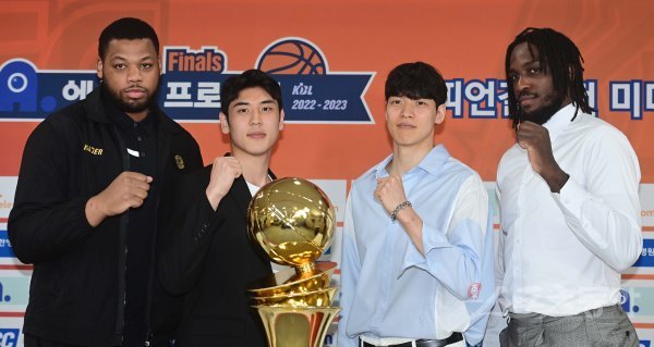 23일 서울 강남구 논현동 KBL센터에서 열린 ‘2022-2023 SKT 에이닷 프로농구’ 챔피언결정전 미디어데이에서 KGC 스펠맨, 변준형, SK 김선형, 워니가 포즈를 취하고 있다. 주현희 기자 teth1147@donga.com