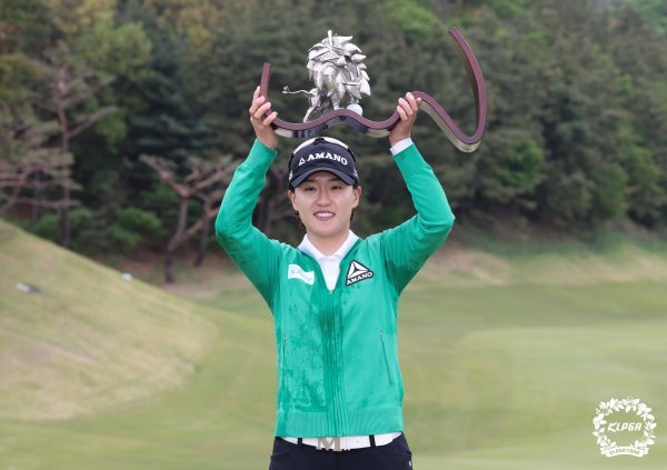 우승 트로피를 번쩍 들어올리며 기뻐하는 최은우. 사진제공 | KLPGA