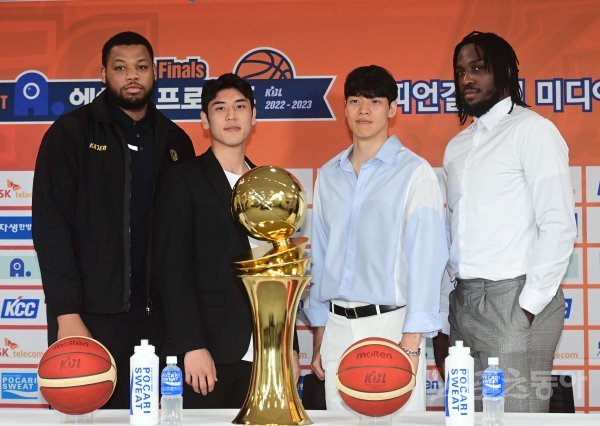 23일 서울 강남구 논현동 KBL센터에서 열린 ‘2022-2023 SKT 에이닷 프로농구’ 챔피언결정전 미디어데이에서 KGC 스펠맨, 변준형, SK 김선형, 워니가 포즈를 취하고 있다. 주현희 기자 teth1147@donga.com