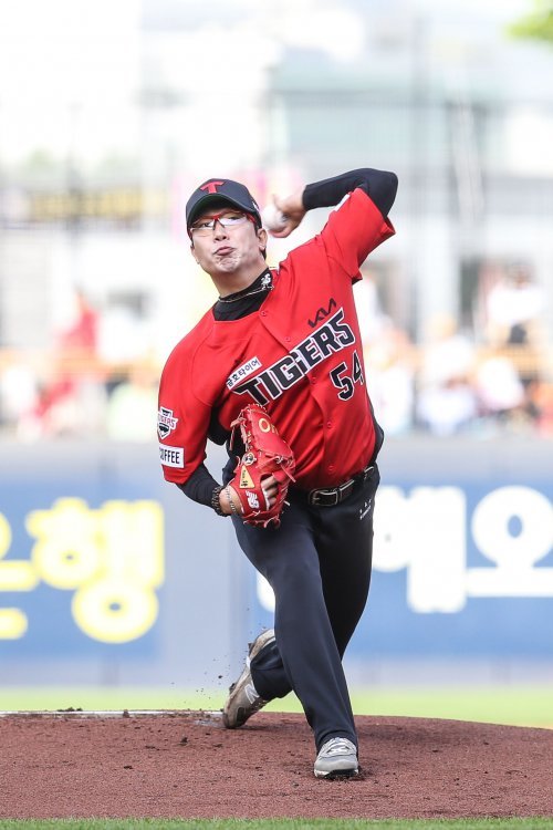 KIA 양현종이 22일 광주 삼성전에서 3차례의 도전 끝에 개인통산 160승을 달성했다. 마운드에서 힘차게 투구하는 양현종. 사진제공 | KIA 타이거즈