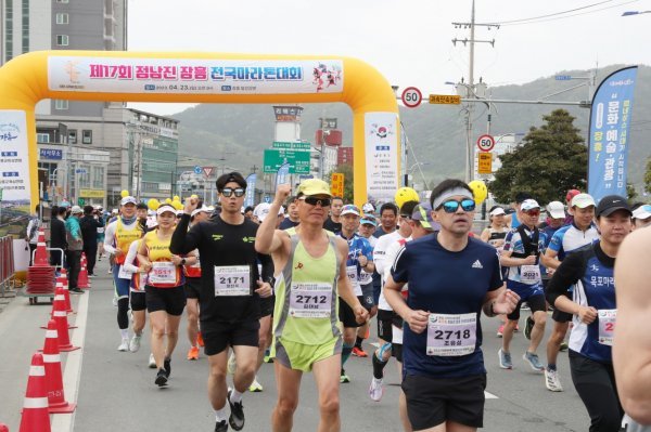 지난 23일 탐진강변에서 열린 제17회 정남진장흥 전국 마라톤 대회 사진. 사진제공ㅣ장흥군