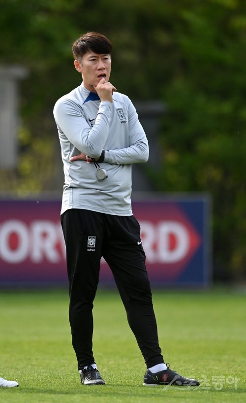 2023 국제축구연맹(FIFA) 아르헨티나 20세 이하(U-20) 월드컵 출전을 앞둔 U-20 축구대표팀이 24일 파주 국가대표트레이닝센터(NFC)에서 소집 훈련을 가졌다. 김은중 감독이 선수들의 훈련 모습을 바라보고 있다. 파주 | 김종원 기자 won@donga.com