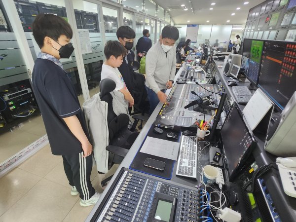 미사리경정장 방송실에서 학생들이 참여한 가운데 방송 전문가가 방송장비 작동방법을 설명하고 있다.