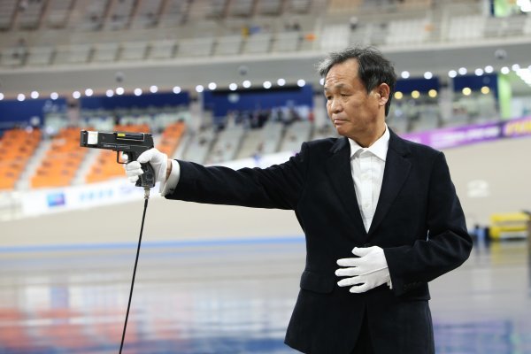 23일 광명스피돔에서 열린 대상경륜 결승에서 장정구 전 프로권투 WBC 세계챔피언이 시총을 하고 있다.