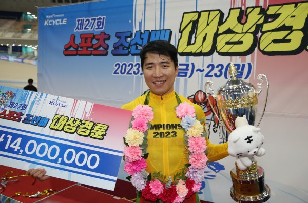 23일 열린 대상경륜 시상식에서 우승자 임채빈이 우승포즈를 취하고 있다.