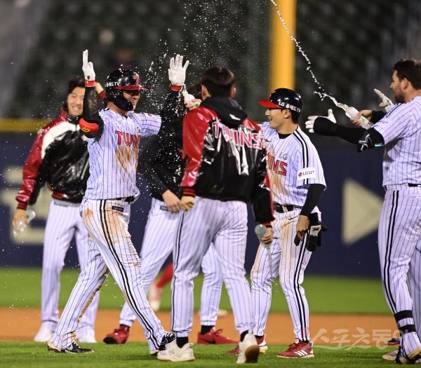 LG가 25일 잠실 SSG전 9회말 1사 2루서 터진 오지환의 끝내기 2루타로 짜릿한 5-4 승리를 거뒀다. 동료들의 물세례에 두 팔을 들어올리며 환호하는 오지환. 잠실 | 주현희 기자 teth1147@donga.com